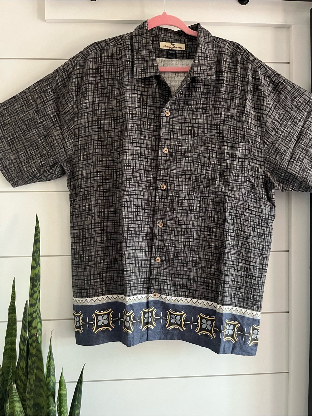 Tommy Bahama Men's Short-Sleeve Button-Up Shirt in Black/Grey with Patterned Hem